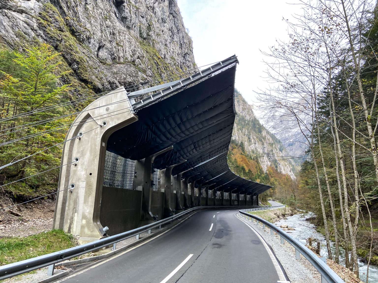 Steinschlagschutz aus Beton-Fertigteilen mit Netzen