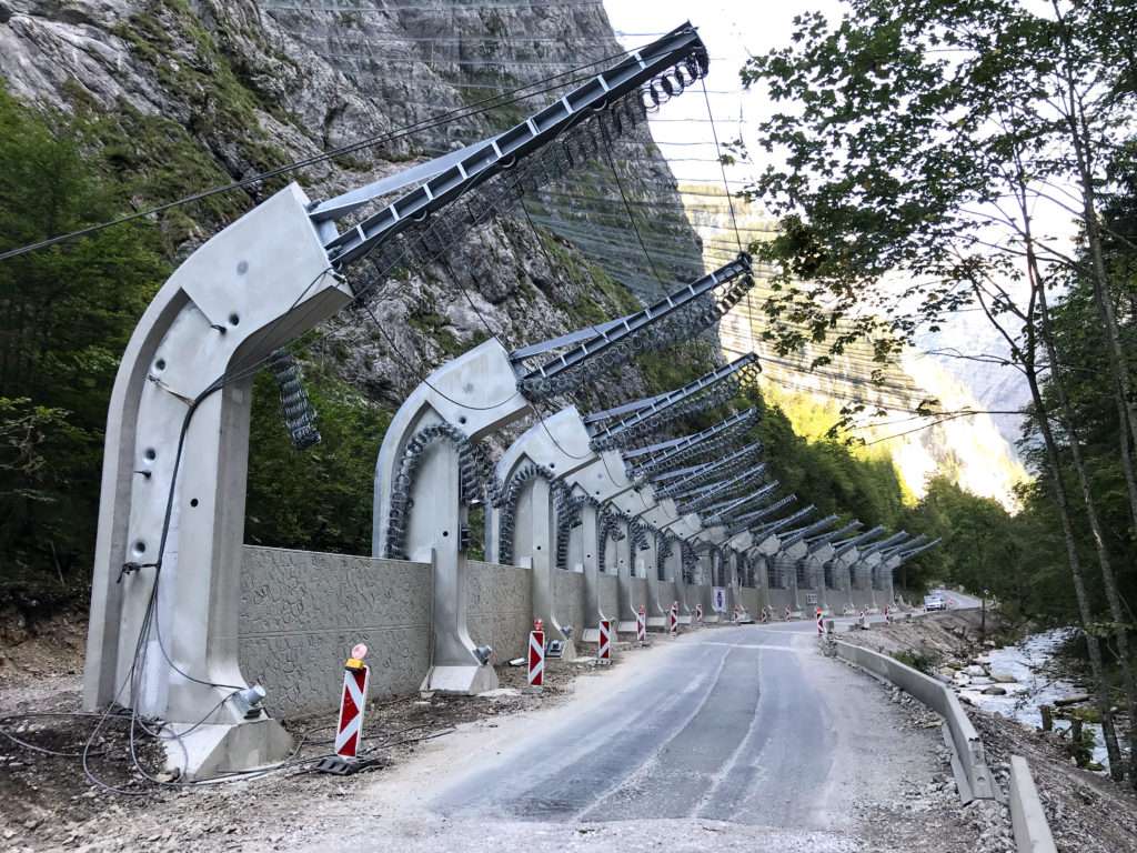 Baufortschritt des Steinschlagschutzes aus Beton-Fertigteilen