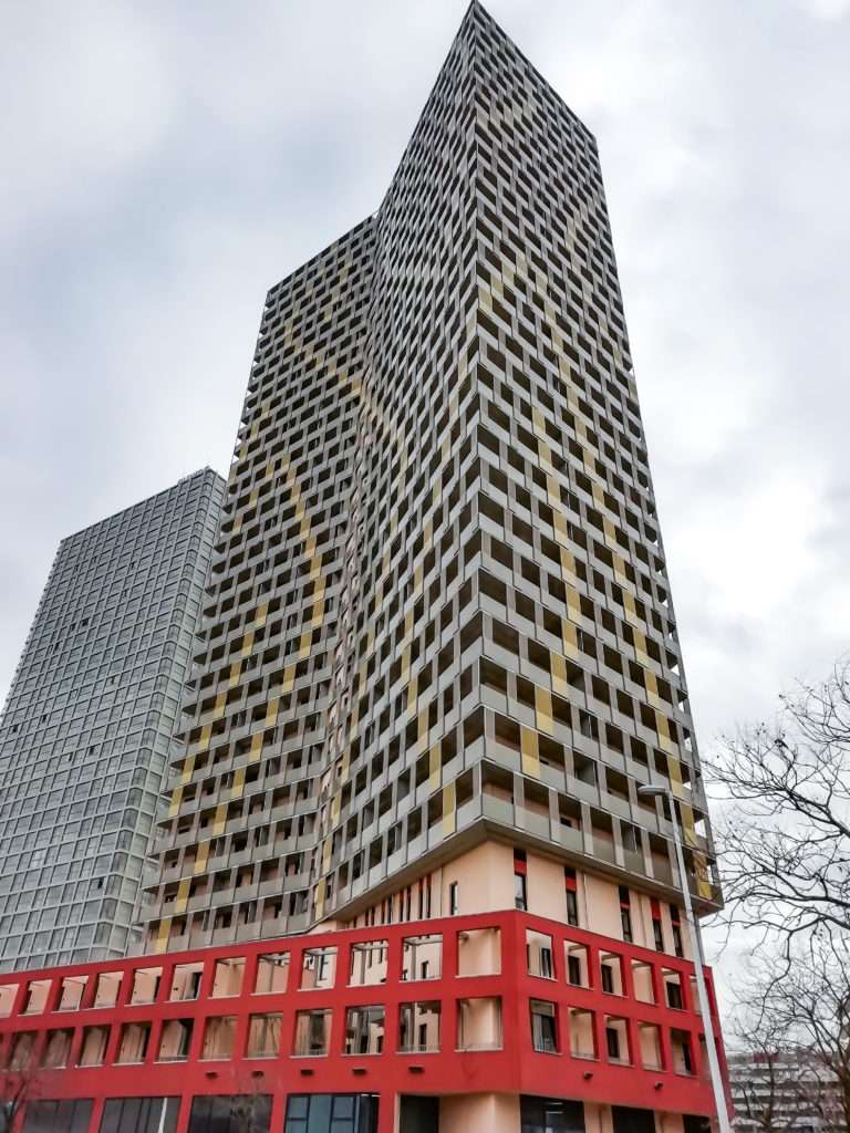 Hochhaus Gebäude Fassade aus Beton Fertigteilen