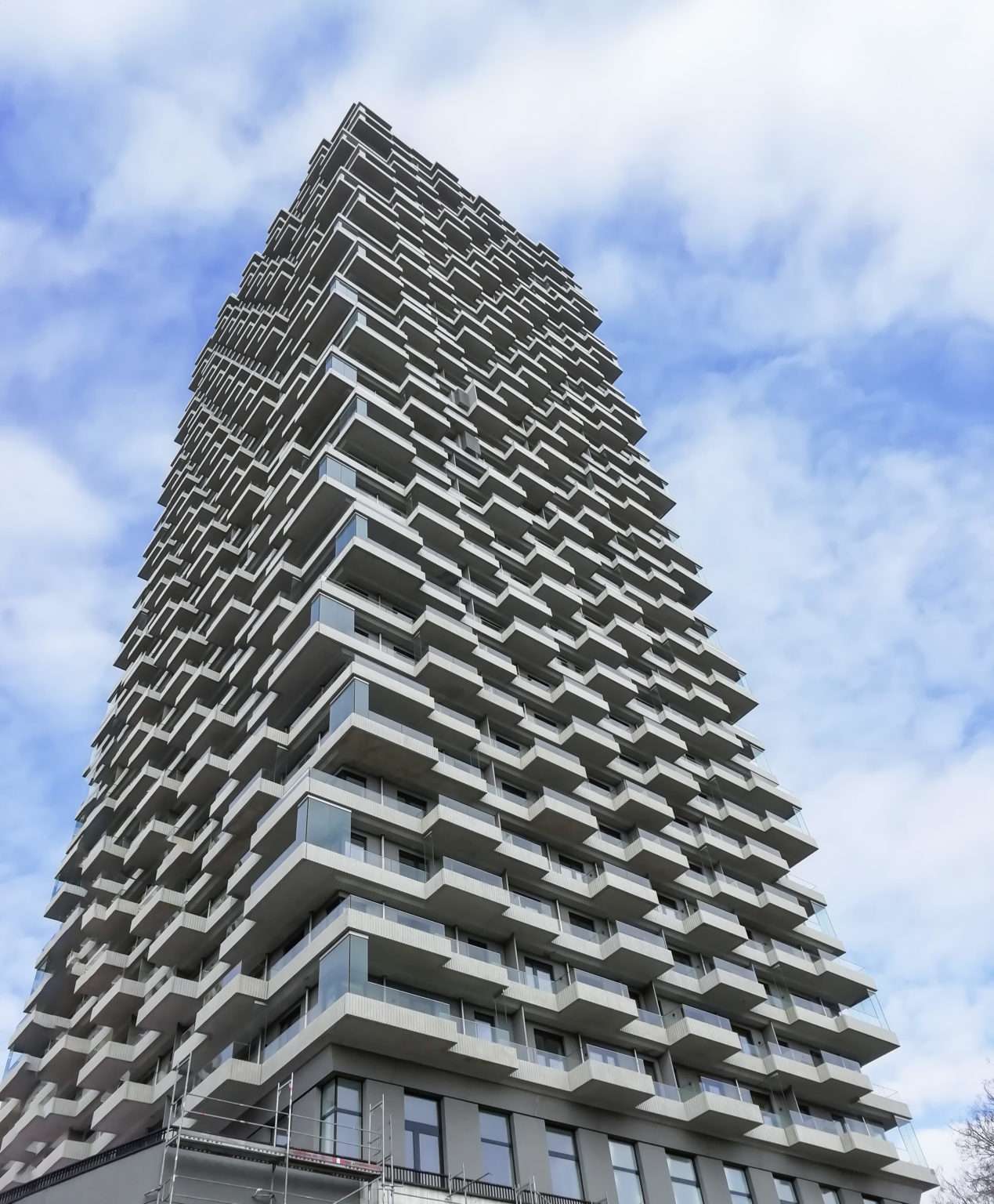 Hochhaus Gebäude mit Balkon Beton Fertigteilen