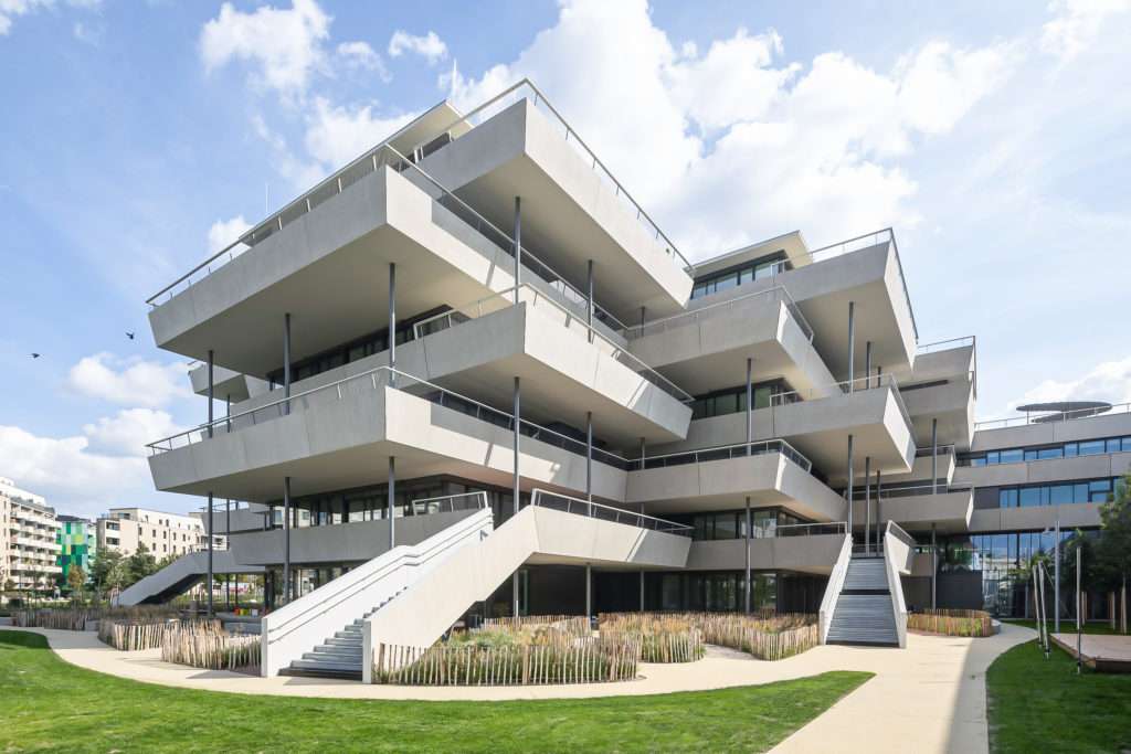 Gebäude aus Beton-Fertigteilen, Blöcke und Balkone sind unterschiedlich angeordnet